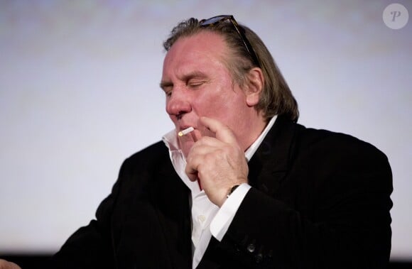 Gérard Depardieu, cigarette au bec, au Ramdam Festival à Tournai en Belgique, le 28 janvier 2014.
