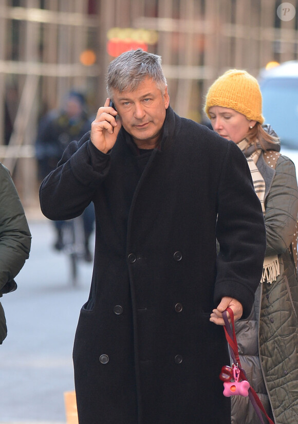 Alec Baldwin promène ses chiens a New York, le 12 décembre 2013.