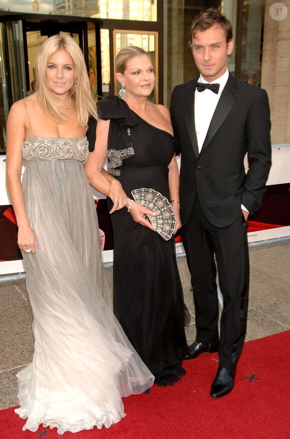 Sienna Miller, sa mère Josephine Miller et Jude Law à New York le 25 septembre 2006