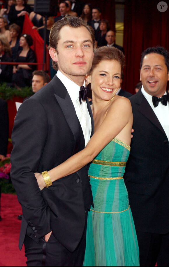 Jude Law et Sienna Miller lors des Oscars 2004