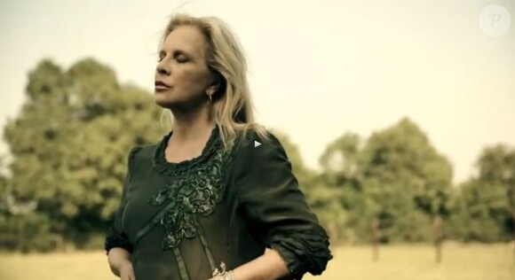 "Etrangère", le nouveau clip de la chanteuse Sylvie Vartan - janvier 2014