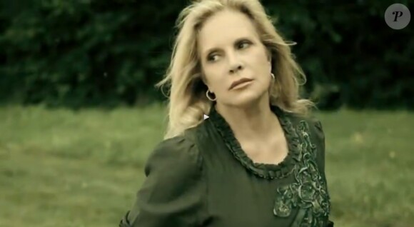 "Etrangère", le nouveau clip de la chanteuse Sylvie Vartan