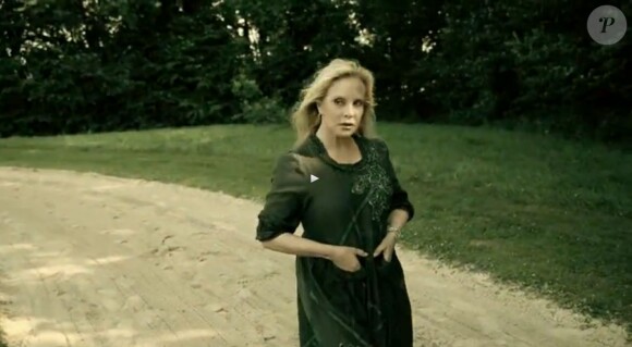 "Etrangère", le clip de Sylvie Vartan - janvier 2014