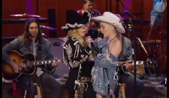 Miley Cyrus et Madonna ont chanté un medley de "We Can't Stop" et "Don't Tell Me" lors d'un concert, diffusé sur la chaîne MTV le 29 janvier 2014.
