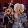 Miley Cyrus en duo avec Madonna lors de son concert MTV Unplugged, diffusé le 29 janvier 2014.