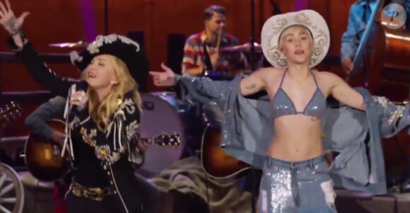 Miley Cyrus et Madonna en duo lors d'un concert, diffusé le 29 janvier 2014.