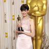 Anne Hathaway en robe rose pâle Prada lors des Oscars 2013.