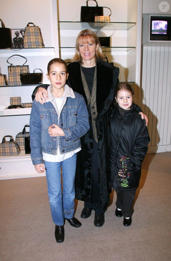 Florence Klein et ses filles au Noël de Burberry à Paris en 2002.
