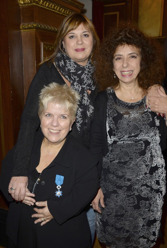 Mimie Mathy, Michèle Bernier et Isabelle de Botton - Mimie Mathy a reçu les insignes de Chevalier dans l'Ordre National du Mérite des mains de Jean-Claude Camus à l'issue de son spectacle "Je re-papote avec vous" au théâtre de la Porte Saint-Martin à Paris. Le 13 décembre 2013.