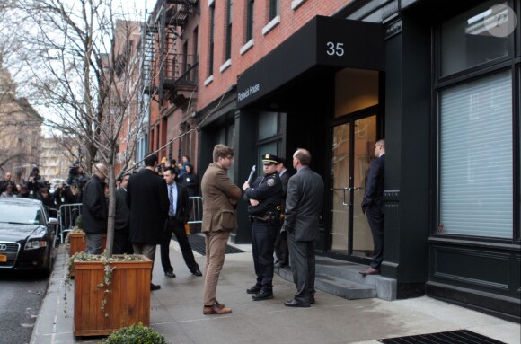 Des policiers devant l'appartement de Philip Seymour Hoffman, retrouvé mort le 2 février 2014 a New York.