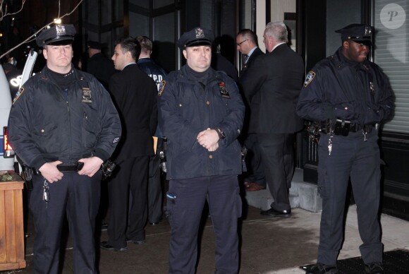 Des policiers devant l'appartement de Philip Seymour Hoffman, retrouvé mort le 2 février 2014 a New York. Ils viennent récupérer le corps de l'acteur, décédé d'une apparente overdose.