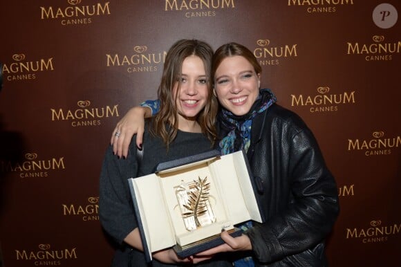 Adèle Exarchopoulos et Léa Seydoux savourent la Palme d'or pour le film La vie d'Adèle au 66e festival du film de Cannes le 25 mai 2013.