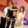 Adèle Exarchopoulos, Abdellatif Kechiche et Léa Seydoux reçoivent la Palme d'or pour le film La vie d'Adèle au 66e festival du film de Cannes le 25 mai 2013.