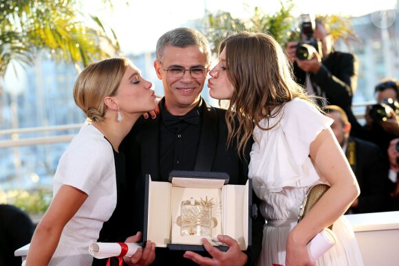 Léa Seydoux, Abdellatif Kechiche et Adèle Exarchopoulos fêtent la Palme d'or pour le film La vie d'Adèle au 66e festival du film de Cannes le 25 mai 2013.