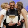 Adèle Exarchopoulos, Abdellatif Kechiche et Léa Seydoux reçoivent la Palme d'or pour le film La vie d'Adèle au 66e festival du film de Cannes le 25 mai 2013.