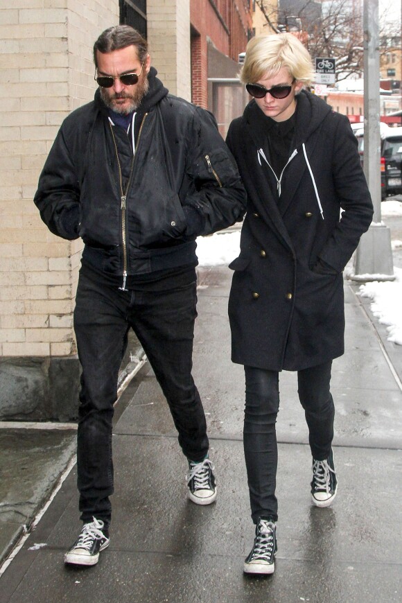 Joaquin Phoenix et sa compagne Allie Teilz rendant visite à Mimi O'Donnell, ex-compagne de Philip Seymour Hoffman et mère de leurs trois enfants, à New York le 5 février 2014, après le décès de l'acteur.