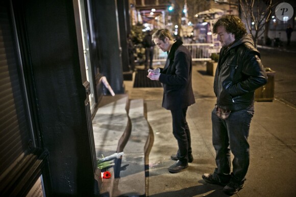 Hommages devant le domicile de l'acteur Philip Seymour Hoffman, retrouvé mort au 35 Bethune Street à New York le 2 février 2014