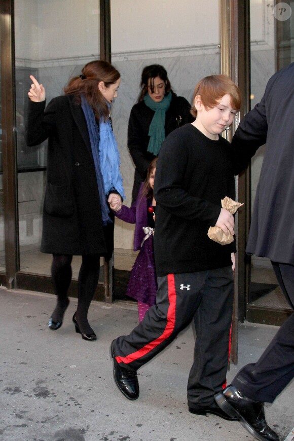 Mimi O'Donnell et ses enfants lors de la veillée funèbre en l'honneur de Philip Seymour Hoffman à New York le 6 février 2014