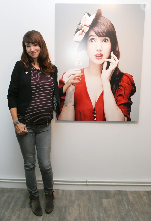 Exclusif - Delphine McCarty, enceinte, au vernissage de l'exposition "Les filles à fromages" à la galerie Milk Factory à Paris, le 6 février 2014.