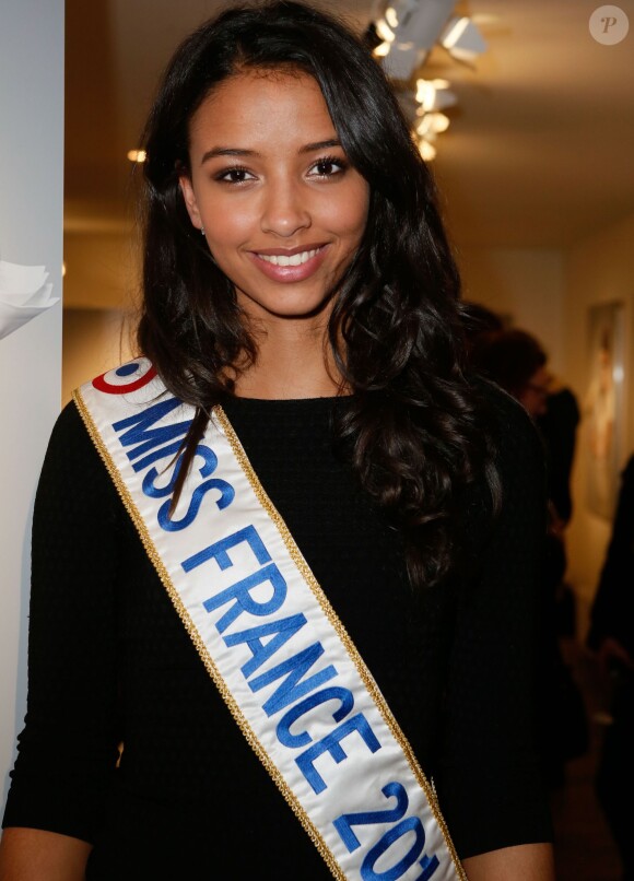 Exclusif - Flora Coquerel (Miss France 2014) lors du vernissage de l'exposition "Les filles à fromages" à la galerie Milk Factory à Paris, le 6 février 2014.