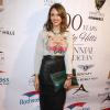 Jessica Alba dégaine son sweat Kenzo avec une jupe en cuir et une large pochette. La star, fashionista sans l'âme, maitrise l'accessoirisation et le mélange des styles pour un effet max !