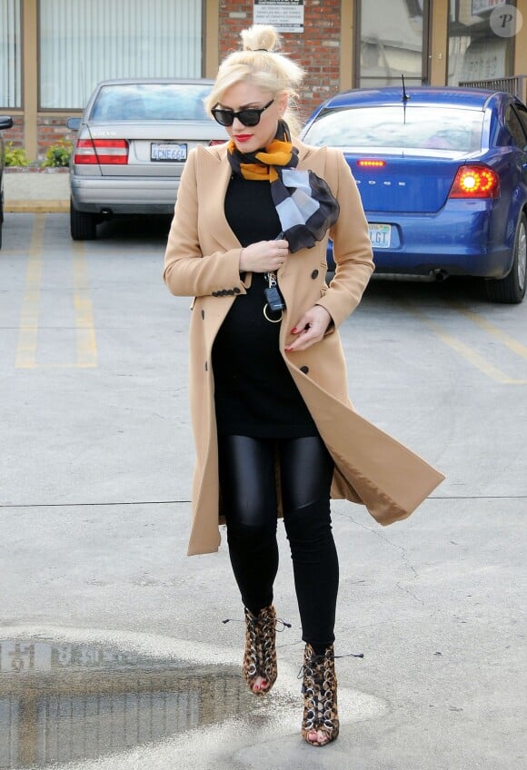 La chanteuse américaine Gwen Stefani enceinte se rend dans un salon d'acuponcture à Los Angeles le 7 février 2014.