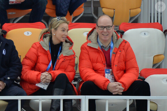 Le prince Albert II de Monaco a suivi avec Corinna zu Sayn-Wittgenstein, le 8 février 2014 aux JO de Sotchi, l'épreuve du 5 000 mètres en patinage de vitesse.
