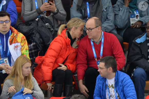 Le prince Albert II de Monaco a regardé avec Corinna zu Sayn-Wittgenstein, le 8 février 2014 aux JO de Sotchi, l'épreuve du 5 000 mètres en patinage de vitesse.