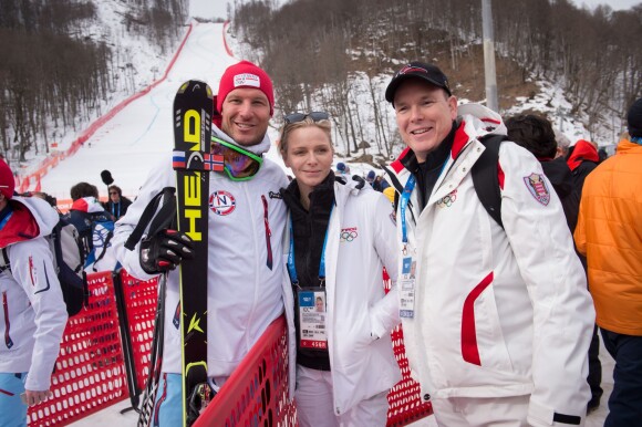 Le prince Albert II et la princesse Charlene de Monaco avec le Norvégien Aksel Lund Svindal (4e) lors de l'épreuve de descente le 9 février 2014 aux Jeux olympiques de Sotchi, en Russie.