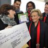 Bernadette Chirac aux côtés de Christian Karembeu, Yoann Fréget, Olympe, Christian Estrosi et Eric Ciotti à Nice pour soutenir l'opération Pièces Jaunes, le 8 février 2014. L'ex-première dame reçoit un chèque de 8 500 euros de la part de Corinne Paolini, auteur de l'ouvrage "Si Nice m'était Comté" vendu au profit de l'opération. 