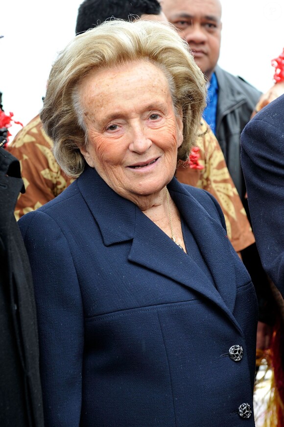 Le sourire malgré la pluie. Bernadette Chirac participe à la dernière étape de la tournée des Pièces Jaunes à Nice, le 8 février 2014.