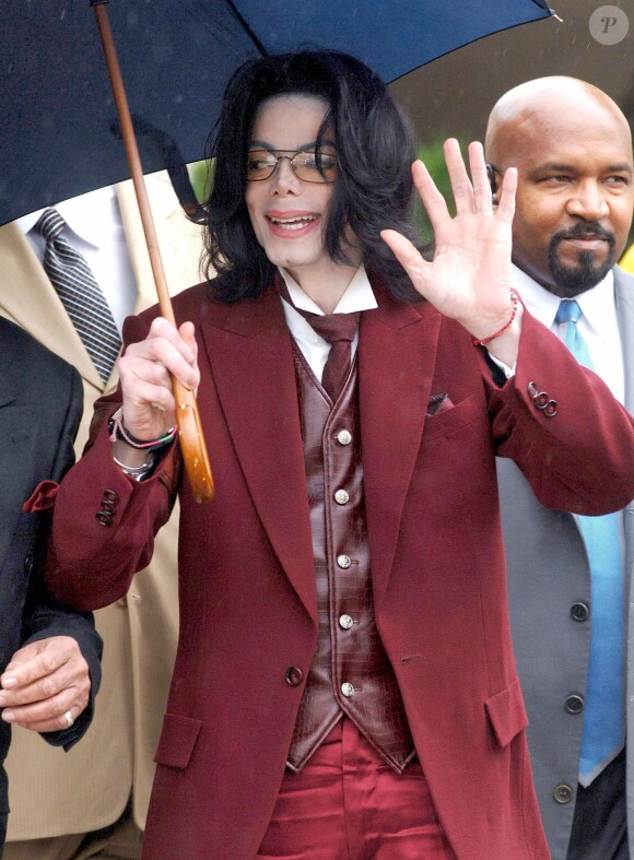 Michael Jackson arrive à son procès à Santa Maria, le 27 avril 2005.