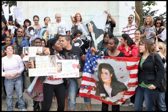 Des fans de Michael Jackson lui rendent hommage sur le parvis de Notre-Dame à Paris, le 26 juin 2009.