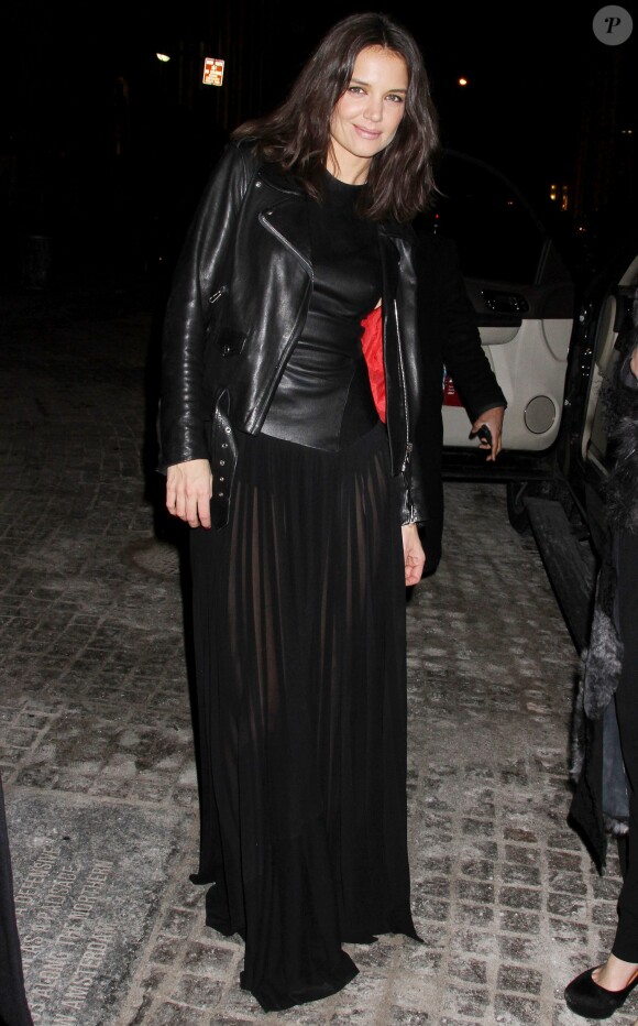 Katie Holmes arrive au défilé-anniversaire de Donna Karan à New York le 10 février 2013