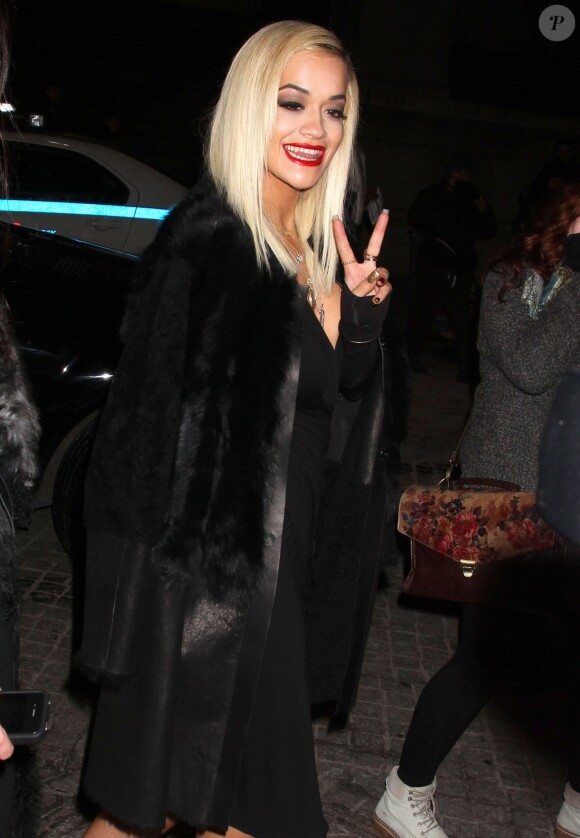 Rita Ora arrive au défilé-anniversaire de Donna Karan à New York le 10 février 2013