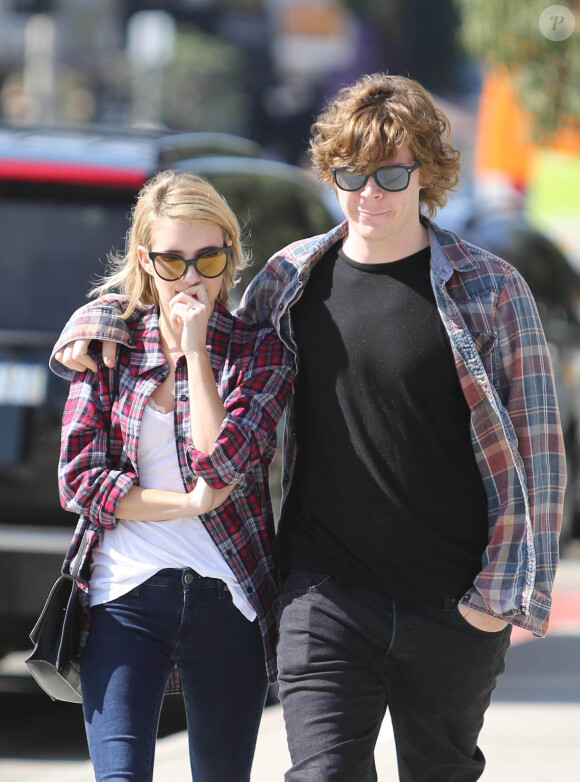 Emma Roberts et Evan Peters le jour de l'annonce du décès de Nancy Motes, demi-soeur de Julia Roberts et tante d'Emma Roberts, à Los Angeles le 10 février 2014.