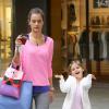 Alessandra Ambrosio et sa fille Anja se baladent à Brentwood le 11 février 2014.