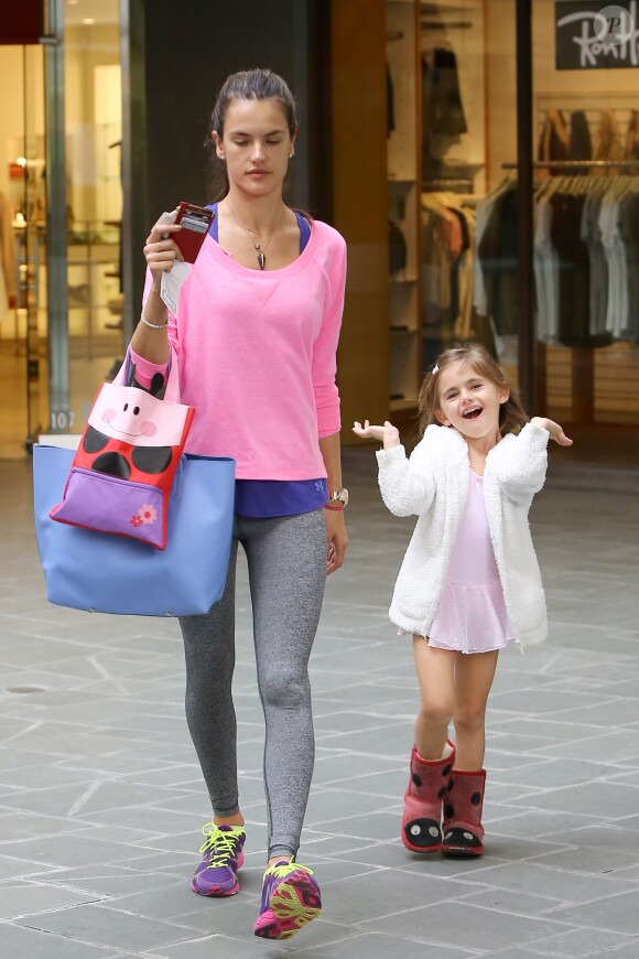 Alessandra Ambrosio et sa fille Anja se baladent à Brentwood le 11 février 2014.