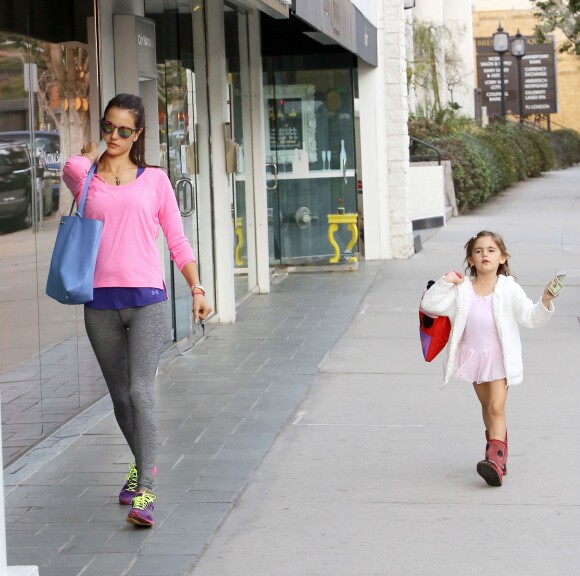 Telle mère, telle fille ! Alessandra Ambrosio et sa fille Anja se baladent à Brentwood le 11 février 2014.