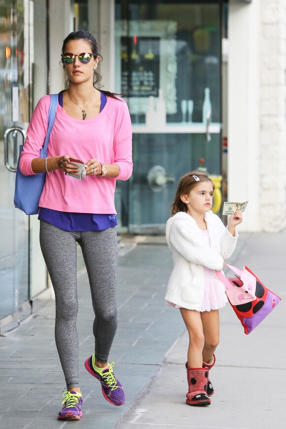Alessandra Ambrosio et son adorable fille Anja se baladent à Brentwood le 11 février 2014.