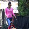 Alessandra Ambrosio passe du temps avec son fils Noah et leur adorable chien à Brentwood, le 11 février 2014