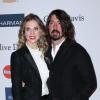 Dave Grohl et son épouse Jordyn Blum à Los Angeles, le 9 février 2013. 