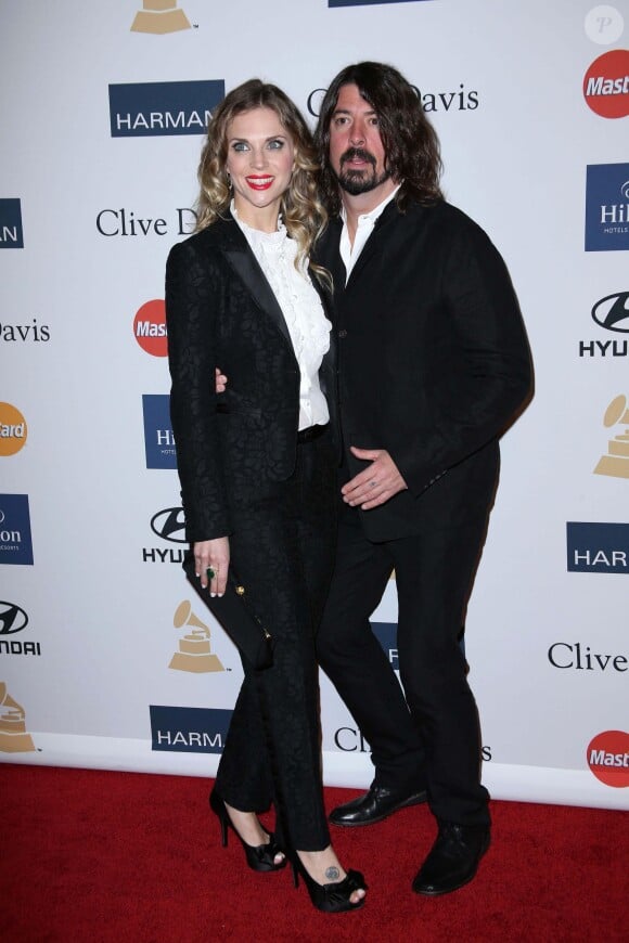 Dave Grohl et son épouse Jordyn Blum à Los Angeles, le 9 février 2013. 