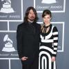 Dave Grohl et son épouse Jordyn Blum pour les Grammy Awards à Los Angeles, le 10 février 2013.