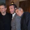 Matt Damon, Jean Dujardin et sur son épaule, George Clooney lors du photocall du film "Monuments Men" à l'hôtel Bristol à Paris le 12 février 2004.