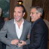 Jean Dujardin et George Clooney tout en complicité lors du photocall du film "Monuments Men" à l'hôtel Bristol à Paris le 12 février 2004.
