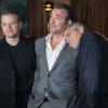 Matt Damon, Jean Dujardin et sur son épaule, George Clooney lors du photocall du film "Monuments Men" à l'hôtel Bristol à Paris le 12 février 2004.