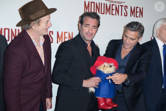 Bill Murray, Jean Dujardin et George Clooney avec un Paddington à la première de Monuments Men à Paris, le 12 février 2014.