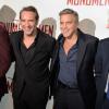 Jean Dujardin et George Clooney complices à la première de Monuments Men à Paris, le 12 février 2014.