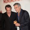 Jean Dujardin et George Clooney complices à la première de Monuments Men à Paris, le 12 février 2014.